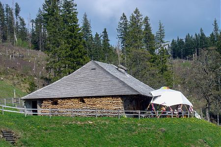 halb offener Dom vor Berghaus